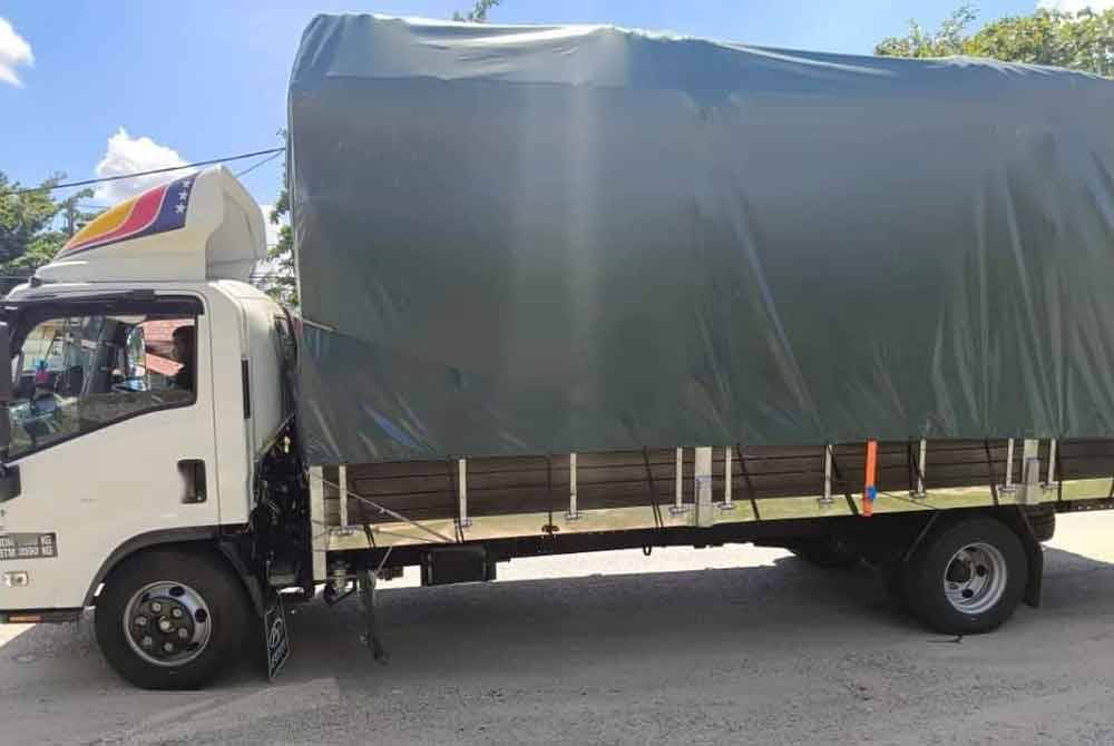 Lori jenis Isuzu yang ditahan selepas didapati dipandu dalam keadaan mencurigakan.