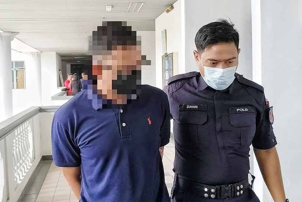 Lelaki terbabit (kiri) dihadapkan ke mahkamah atas pertuduhan melakukan amang seksual fizikal terhadap anak tiri perempuan, lima tahun lalu.