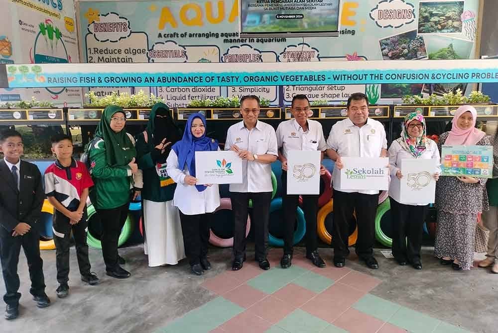 Wan Abdul Latiff ( lima dari kanan) pada sesi interaktif dk Sekolah Kebangsaan (SK) Bukit Mutiara pada Selasa.