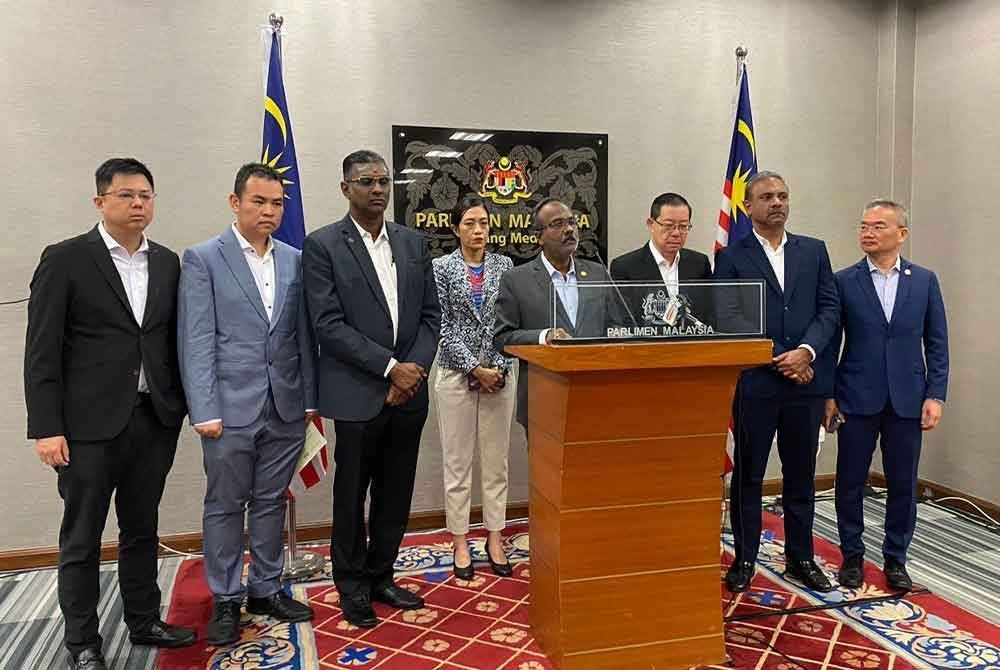 Sivakumar (tengah) ketika sidang akhbar di Pusat Media Parlimen di sini pada Selasa.