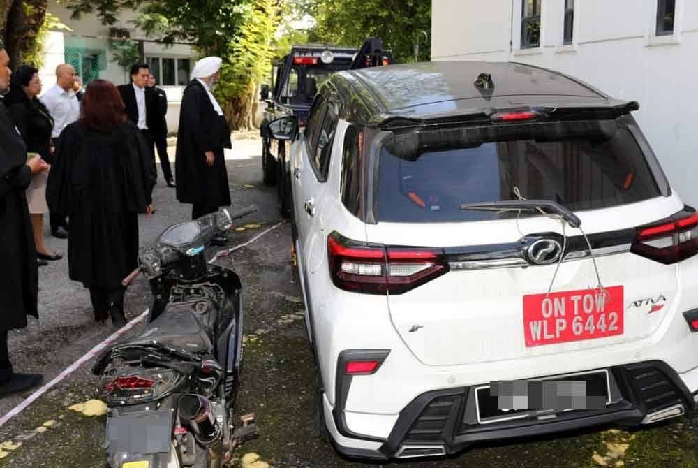 Sebuah kereta jenis Perodua Ativa berwarna putih dan motosikal jenis Yamaha 135LC berwarna hitam ditandakan sebagai eksibit.