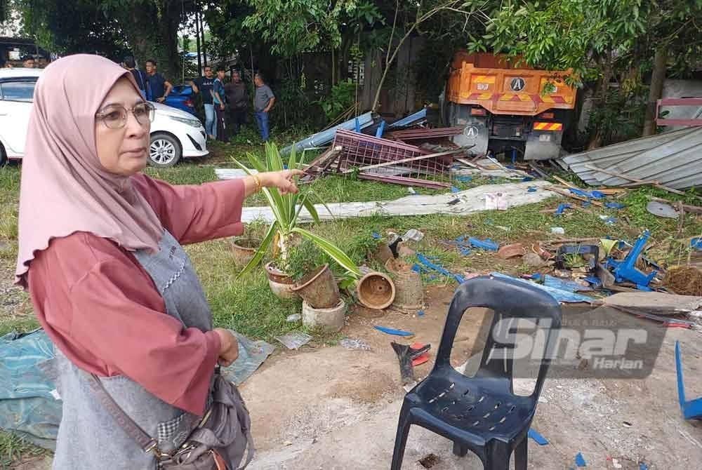 Maimum menunjukkan lokasi arwah terbaring dan berlumuran darah selepas kejadian itu.