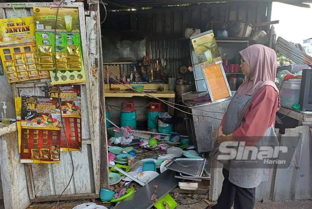 Maimum melihat barang jualan bertaburan di dalam warung selepas insiden rempuhan itu.