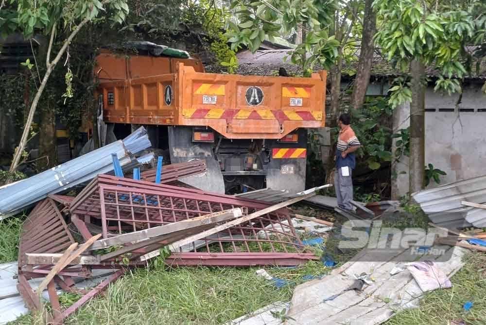 Keadaan lori yang merempuh warung di persimpangan Kampung Seri Damai Baru, Batu 8, Jalan Kuantan-Maran.