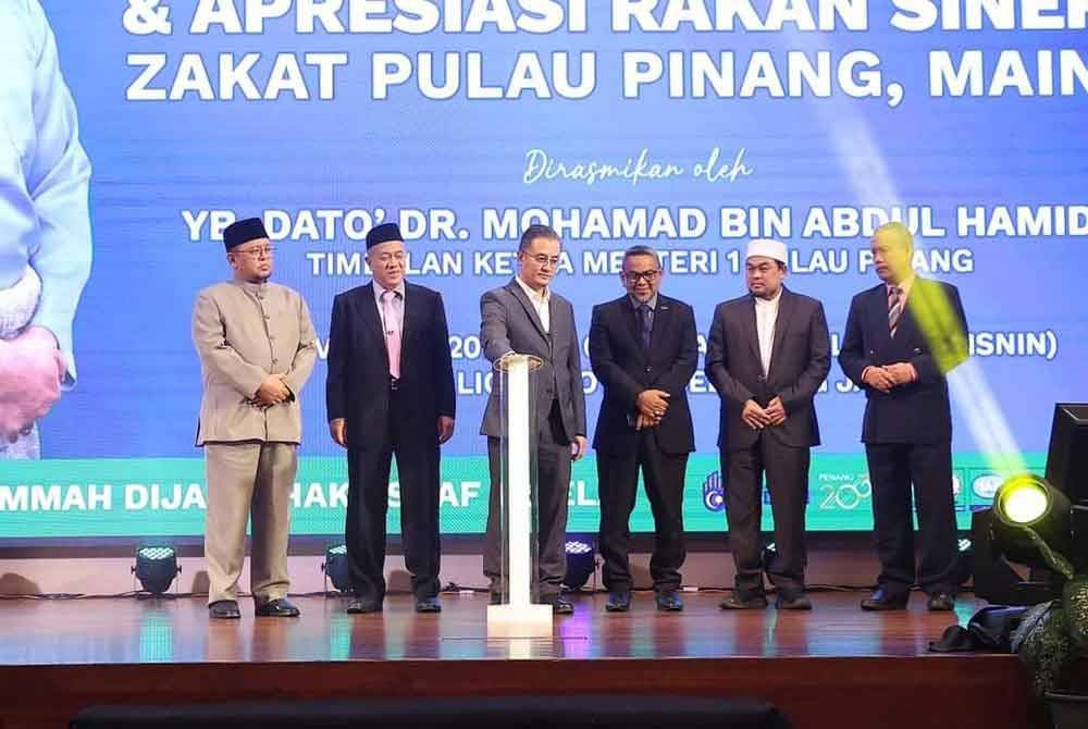 Dr Mohamad (tiga dari kiri) ketika melancarkan Divisyen Projek Khas pada Isnin.