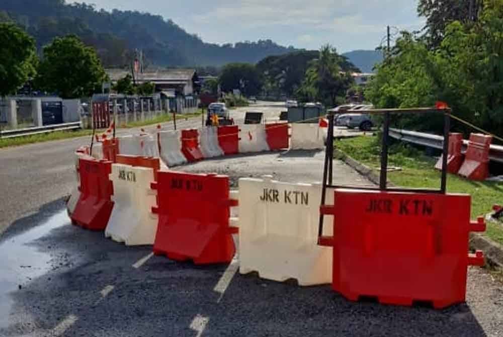 Penghadang plastik turut di letakan di jalan terbabit.