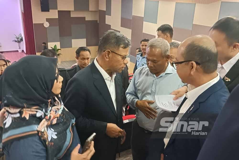 Saifuddin (tengah) meluangkan masa bertemu dan mendengar pandangan daripada peserta program Sesi Town Hall Menteri Dalam Negeri yang diadakan di Ibu Pejabat Penjara Malaysia di Kajang, Selangor pada Selasa. FOTO: SINAR HARIAN -HISYAMUDDIN AYUB.