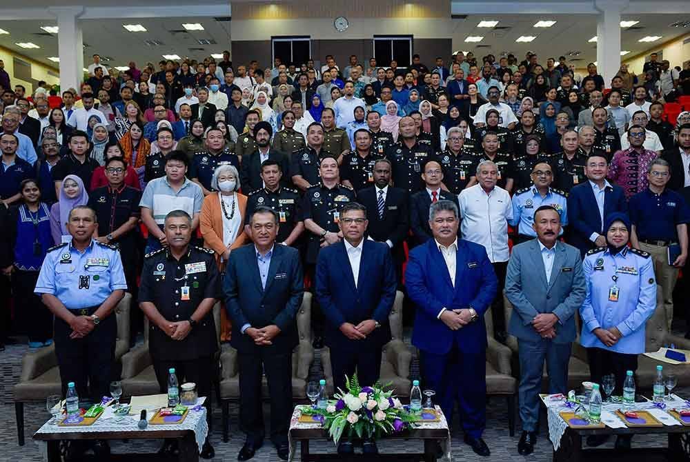 Saifuddin Nasution (tengah) bergambar bersama selepas Sesi