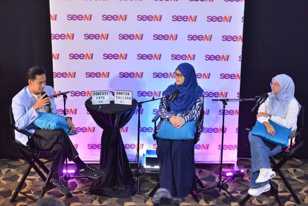 Audio siar WTH? dihoskan Hazeman (kiri).