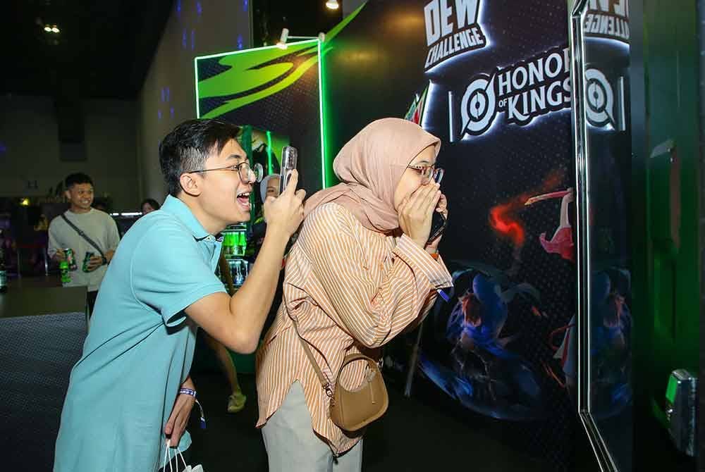Para pengunjung merasai pengalaman sebenar Cabaran Dew EsportsLAH 2024 di Pusat Pameran serta Dagangan Antarabangsa Malaysia (MITEC).