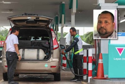 Pemandu teksi menggunakan stesen NGV (Natural Gas for Vehicle) di Stesen Petronas Cochrane - Foto: Bernama (Gambar kecil: Kamarudin)