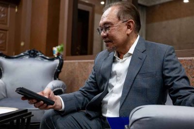 Anwar menerima panggilan telefon daripada Presiden Republik Filipina.