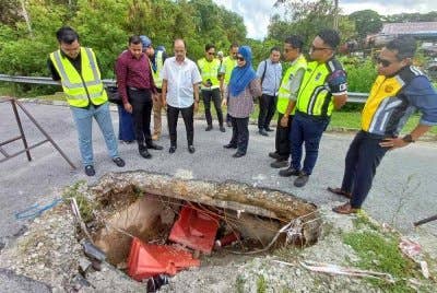 Ir Razali (tiga dari kiri) mengadakan tinjauan bersama agensi terlibat termasuk Jabatan Kerja Raya (JKR) dan Telekom Malaysia (TM) bagi menyelesaikan masalah jalan berlubang dalam kadar segera di Jalan Industri Semambu Tiga di sini pada Selasa.