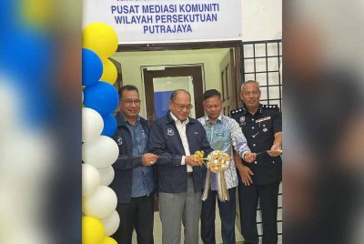 Hasnol (dua dari kiri) memotong reben sebagai simbolik pembukaan PMK Putrajaya. Turut hadir, Ketua Pengarah JPNIN, Datuk Che Roslan Che Daud (kiri); Presiden Perbadanan Putrajaya, Datuk Fadlun Mak Ujud (dua dari kanan) dan Ketua Polis Daerah Putrajaya, Asisten Komisioner Aidi Sham Mohamed (kanan).