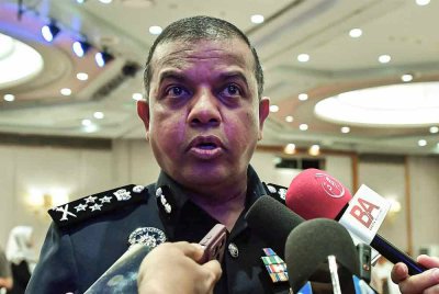 Ayob Khan menjawab pertanyaan wartawan semasa sidang media pada majlis Sambutan Hari Integriti Peringkat Negeri Sembilan di sebuah hotel, pada Selasa. Foto Bernama