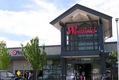 Seorang lelaki ditahan selepas didakwa menikam beberapa orang di sebuah pusat membeli-belah di Melbourne pada Selasa.