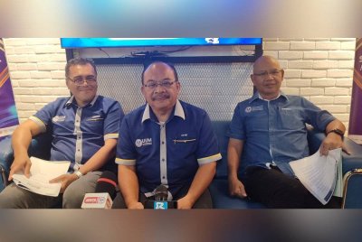 Mohd Foad (tengah) pada sidang media Majlis Konvokesyen ke-37 UUM di Jalan Stadium pada Selasa.