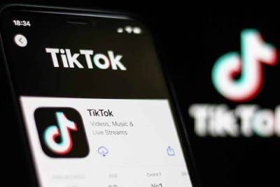 Pengikut lelaki sering mengganggu dengan soalan-soalan kurang manis kebanyakannya berusia lebih 40 tahun dan ketika menyemak profil laman mereka semuanya sudah berkeluarga - Gambar hiasan