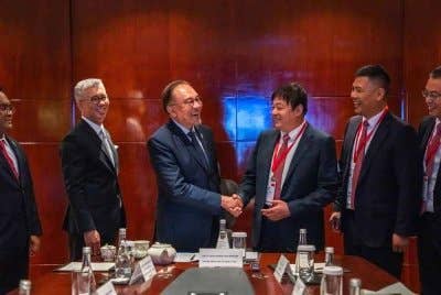 Anwar ketika mengadakan pertemuan dengan Pu Yi Long, untuk membincangkan peluang pelaburan. Foto Facebook Anwar Ibrahim