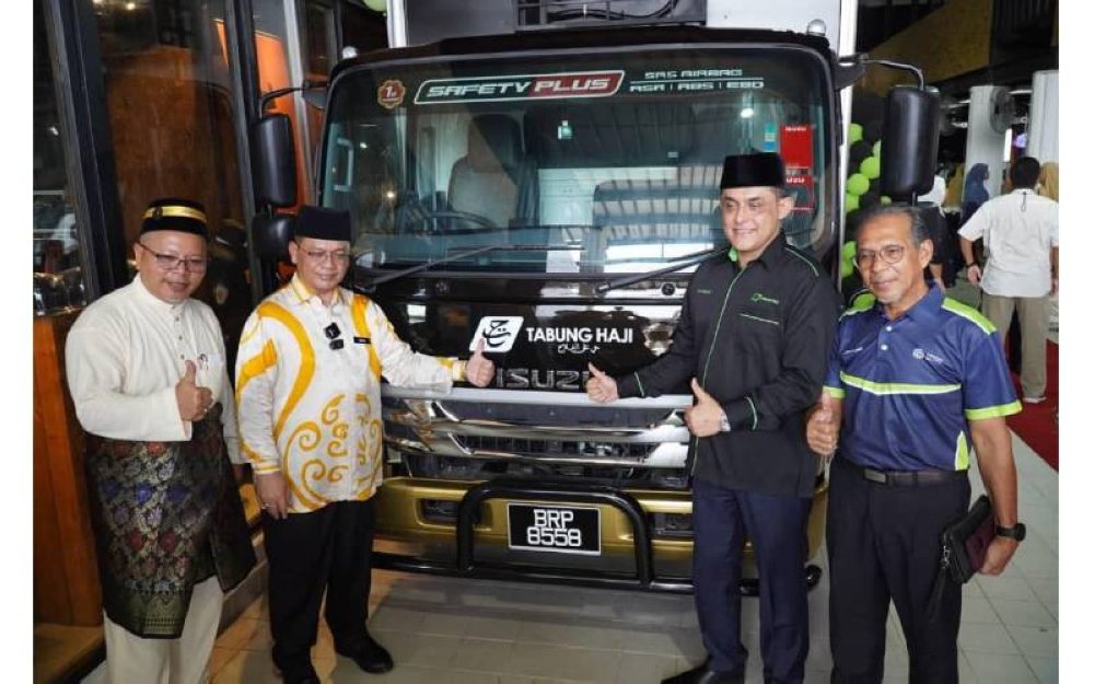 Menteri di Jabatan Perdana Menteri (Hal Ehwal Agama), Datuk Dr Mohd Na'im Mokhtar (dua, kiri) dan Ketua Pegawai Eksekutif TH, Syed Hamadah Syed Othman (dua, kanan) ketika program sumbangan Program Pusat Audiometrik Bergerak Mobile Hearing.