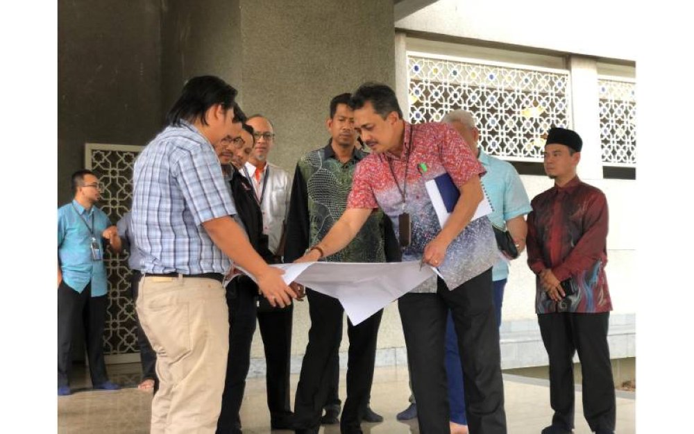 Mohd Izani semasa sesi lawatan tapak pusat dialisis di Masjid KLIA, Sepang, Selangor.