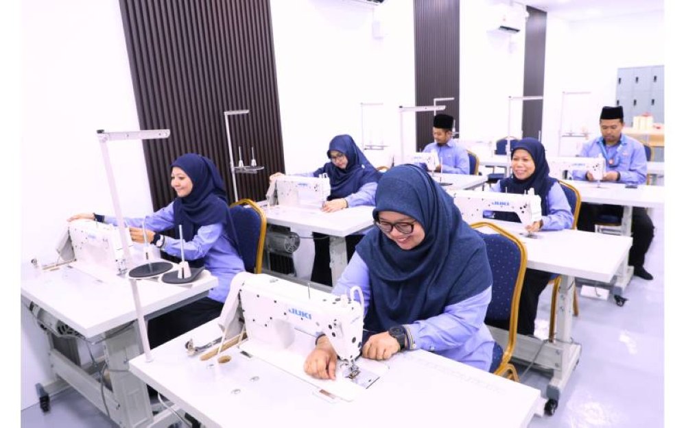 Sumbangan 42 mesin jahit kepada projek pembangunan Pusat Kemahiran Jahitan Bukit Dahlia, Pasir Gudang, Johor.