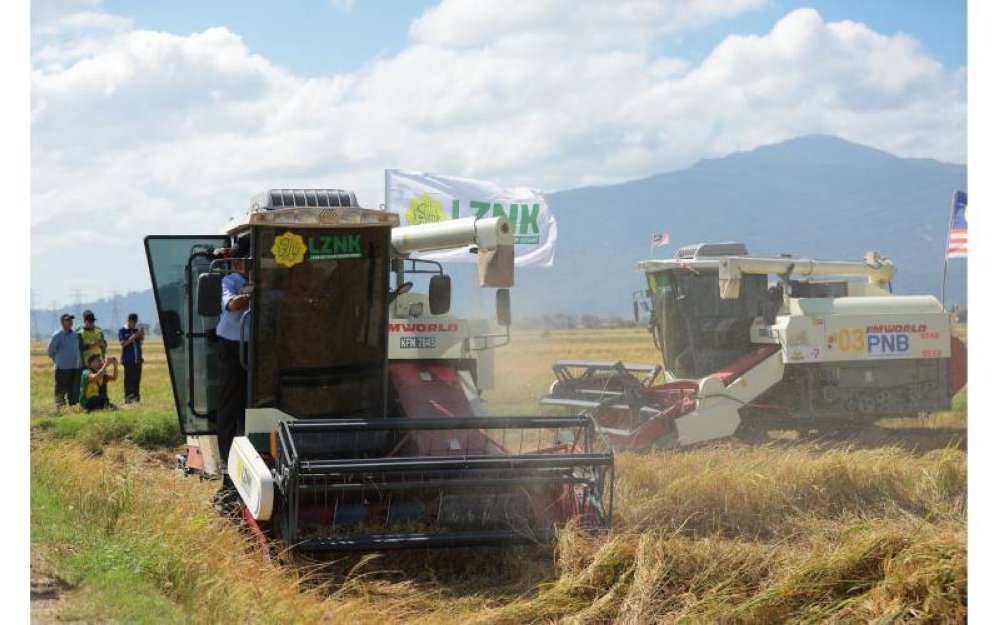 Sumbangan tiga mesin menuai padi kepada Lembaga Zakat Negeri Kedah Darul Aman (LZNK).
