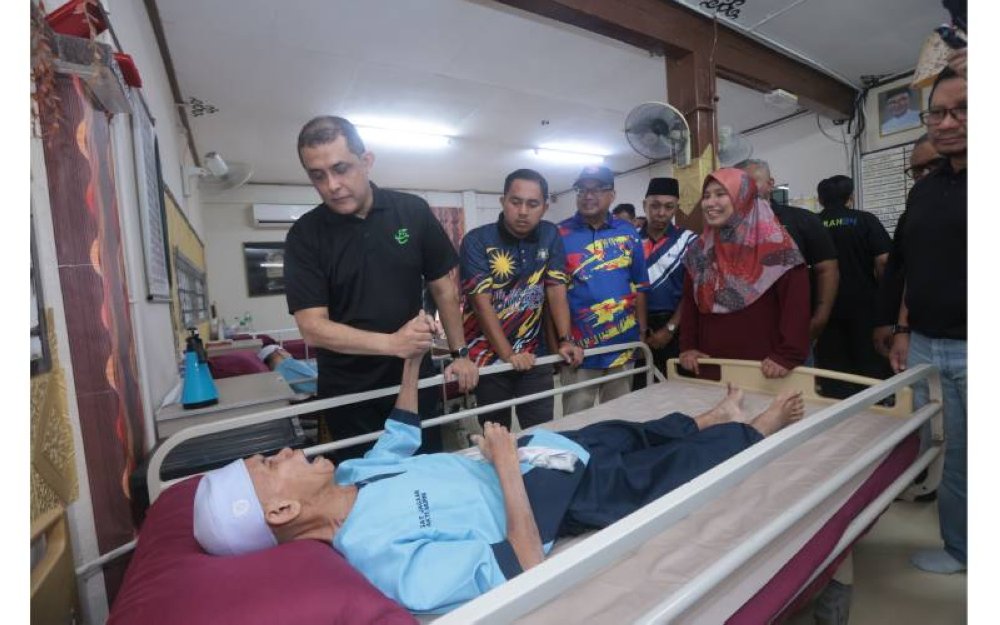 Syed Hamadah (kiri) turut turun padang menyerahkan sumbangan Zakat CSR TH_Pusat Jagaan Bakti Murni Warga Emas dan OKU Wanita Muar, Johor.