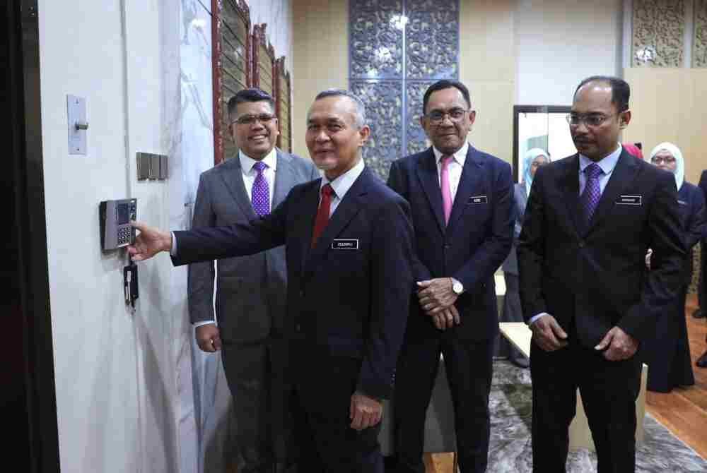 Zulkifli mengetip jari sebelum masuk ke pejabatnya di Wisma Darul Iman pada Rabu.