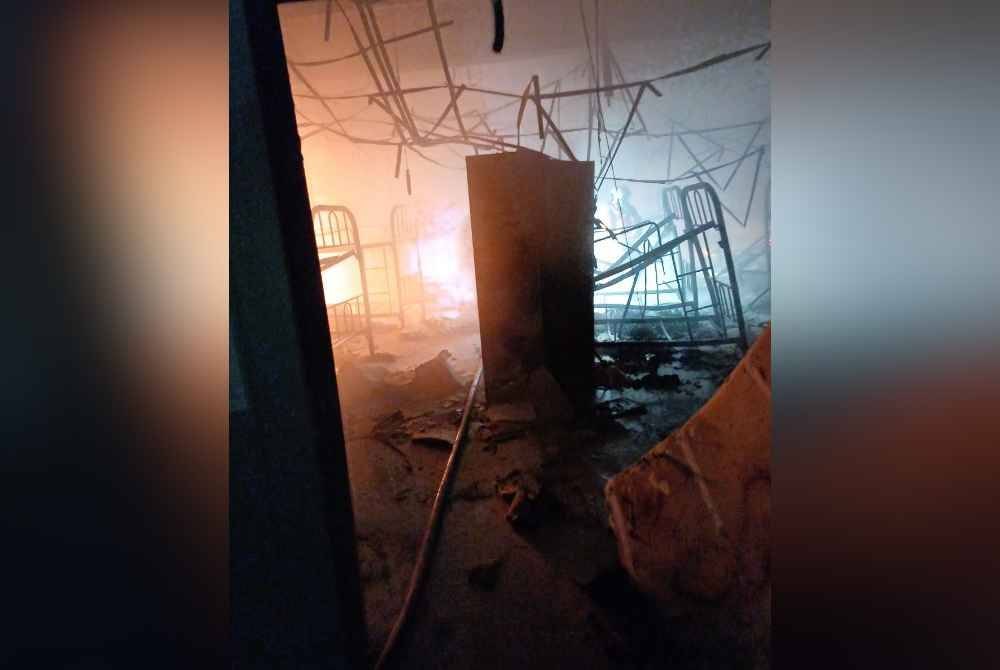 Bilik asrama di tingkat dua Sekolah Bina Insan, Puchong terbakar dalam kejadian pada Rabu. Foto JBPM Selangor