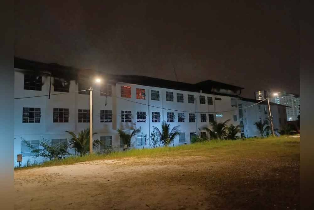 Bilik asrama di tingkat dua Sekolah Bina Insan, Puchong terbakar dalam kejadian pada Rabu. Foto JBPM Selangor