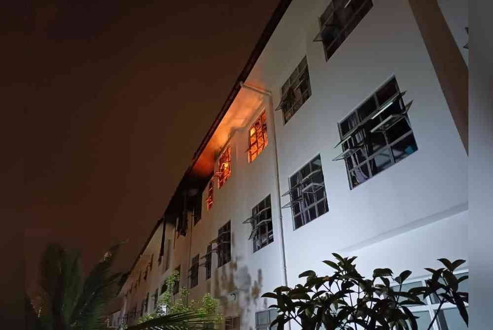 Bilik asrama di tingkat dua Sekolah Bina Insan, Puchong terbakar dalam kejadian pada Rabu. Foto JBPM Selangor