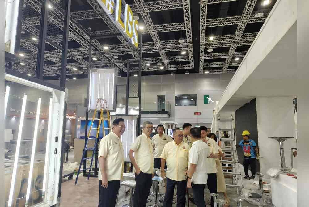 Hock San (dua dari kiri) meninjau persiapan Konvensyen Dunia Fujian ke-11 pada Rabu.