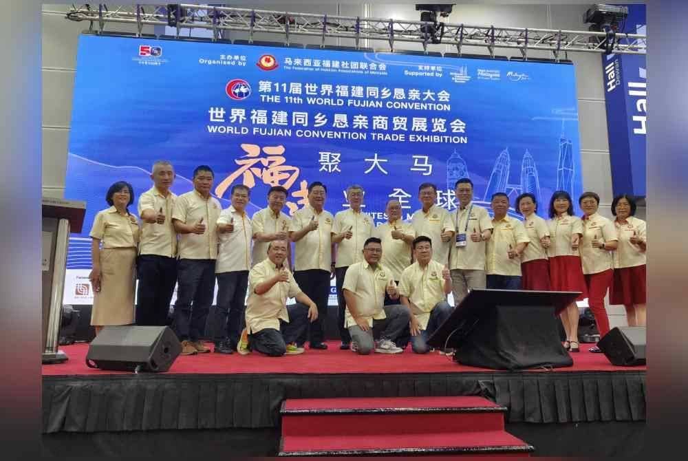 Hock San (berdiri: tujuh dari kiri) meninjau persiapan Konvensyen Dunia Fujian ke-11.