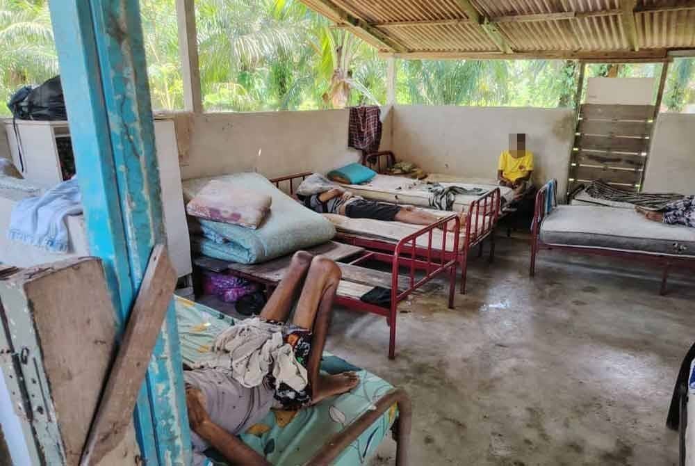 Beginilah keadaan di pusat jagaan di Sungai Karangan, Kulim ketika Yayasan Tamilar Kural Malaysia membuat lawatan mengejut pada Ahad lalu.