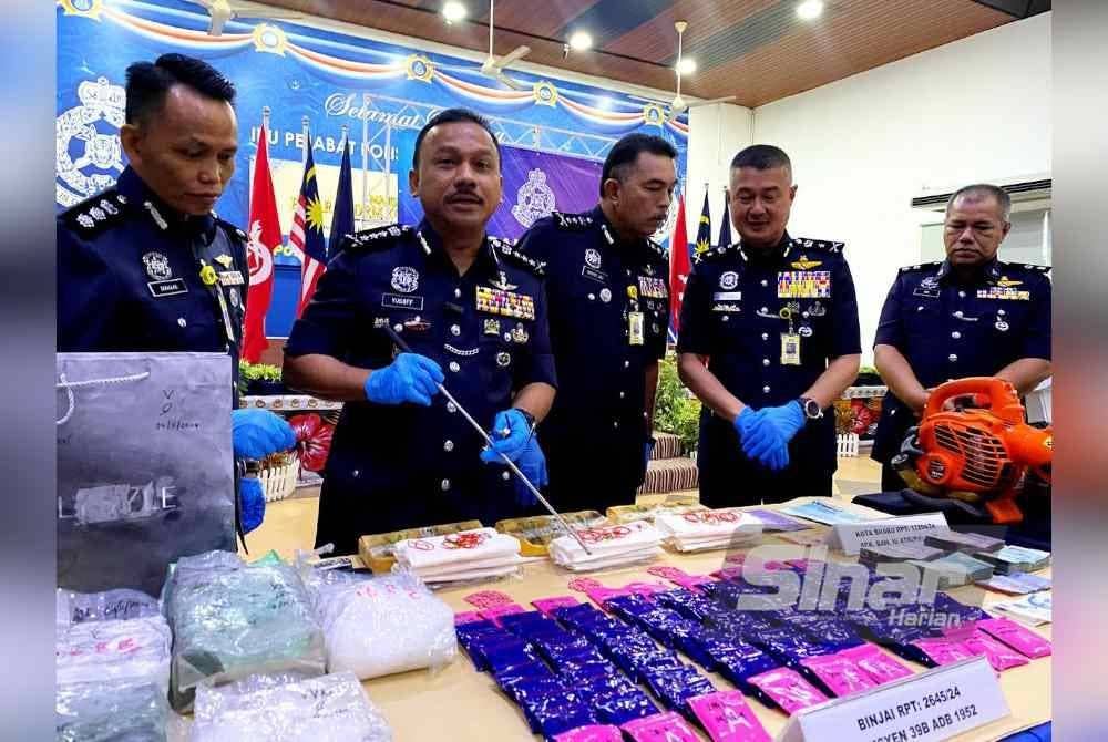 Mohd Yusoff (dua dari kiri) menunjukkan pil kuda yang dirampas di tepi jalan kampung, belakang Sekolah Kebangsaan Raja Bahar, Kota Bharu pada Isnin lalu.