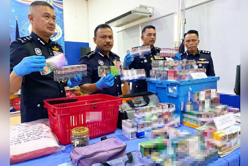 Mohd Yusoff (dua dari kiri) menunjukkan sebahagian daripada barangan yang dirompak oleh bekas banduan terbabit hasil pecah masuk kedai serbaneka.