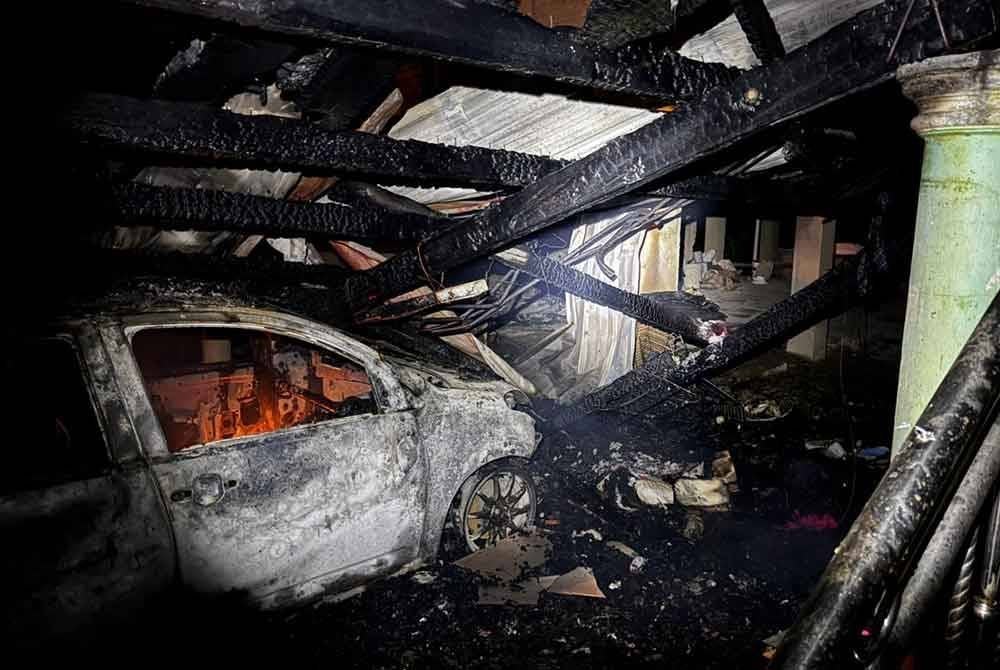 Turut musnah dalam kebakaran tersebut sebuah kereta jenis Perodua Myvi dan empat buah motosikal. Foto JBPM