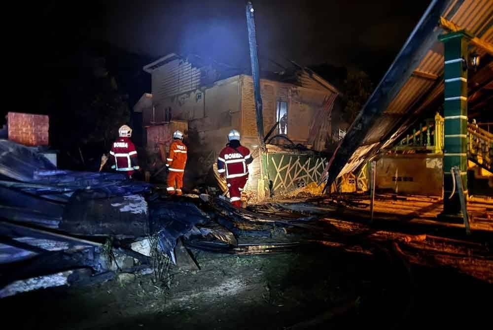 Anggota bomba mengambil masa selama 30 minit untuk memadam kebakaran sepenuhnya. Foto JBPM