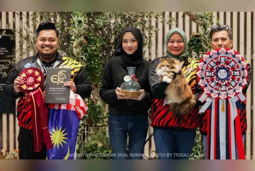 Muhammad Habibullah (kiri) bersama pasangan suami isteri dan anak mereka.