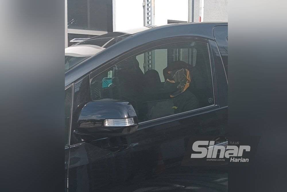 Seorang pegawai wanita SPRM dilihat berada dalam kenderaan yang membawa Vivy dan suaminya dari ibu pejabat SPRM Putrajaya pada Rabu. Foto Sinar Harian HISYAMUDDIN AYUB
