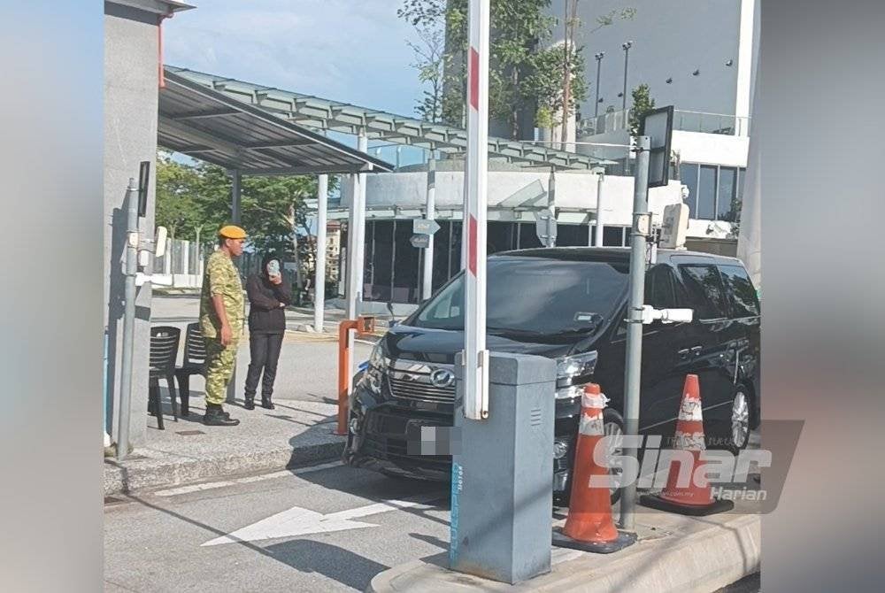 Kenderaan Toyota Vellfire yang membawa Vivy dan suaminya keluar dari ibu pejabat SPRM Putrajaya pada Rabu. Foto Sinar Harian HISYAMUDDIN AYUB