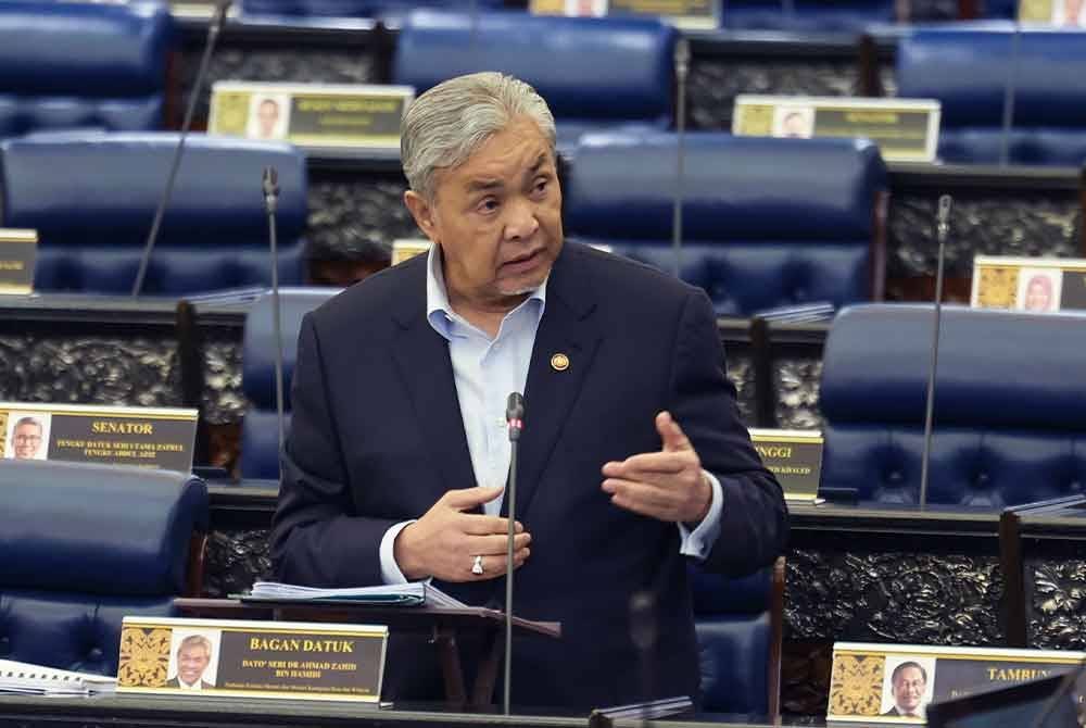 Timbalan Perdana Menteri Datuk Seri Dr Ahmad Zahid Hamidi yang juga Menteri Kemajuan Desa dan Wilayah pada sesi menjawab Perbahasan Belanjawan 2025 sempena Persidangan Dewan Rakyat sempena Mesyuarat ke Tiga Penggal Ke Tiga Parlimen ke-15 di Bangunan Parlimen pada Rabu.