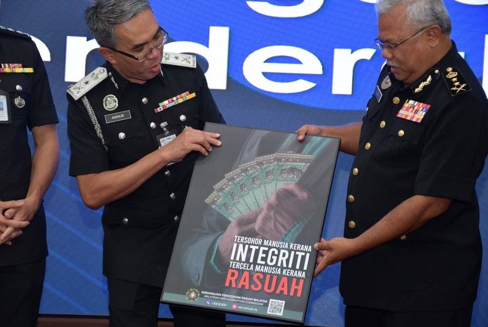 Alias (kanan) hadir dalam majlis lafaz ikrar bebas rasuah peringkat JIM Selangor pada Rabu.