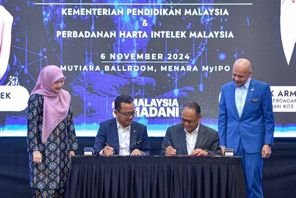 Menteri Perdagangan Dalam Negeri dan Kos Sara Hidup Datuk Armizan Mohd Ali (dua,kanan) bersama Menteri Pendidikan Fadhlina Sidek (dua,kiri) menyaksikan sesi menandatangani memorandum persefahaman pada Majlis Menandatangani Memorandum Persafahaman Kementerian Pendidikan Malaysia Ketua Setiausaha Kementerian Pendidikan Malaysia Datuk Ruji Ubi (tiga,kiri) dan Perbadanan Harta Intelek Malaysia Ketua Pengarah MylPO Kamal Kormin (tiga,kanan) di Menara MyIPO, Petaling Jaya hari ini.