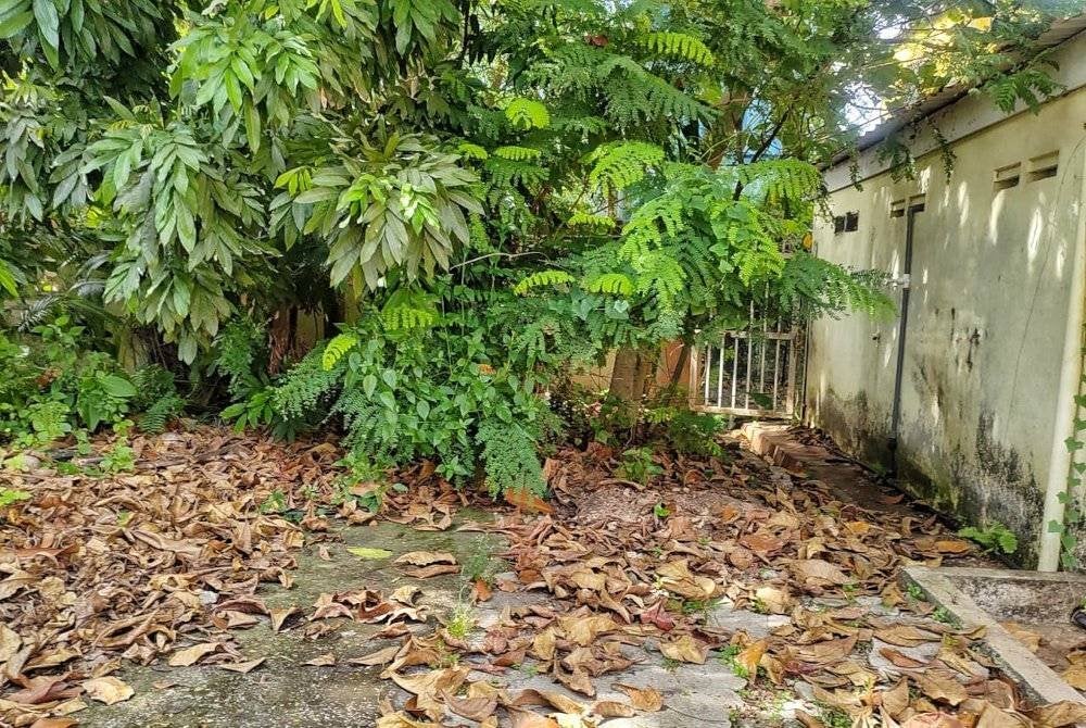 Keadaan persekitaran yang tidak terurus dan pintu belakang tidak berkunci.