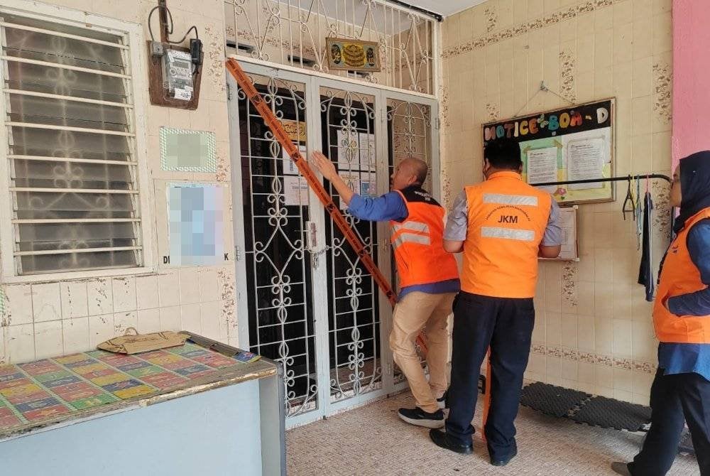 Penguat kuasa JKM memasang pita sita dipintu premis taska berkenaan.