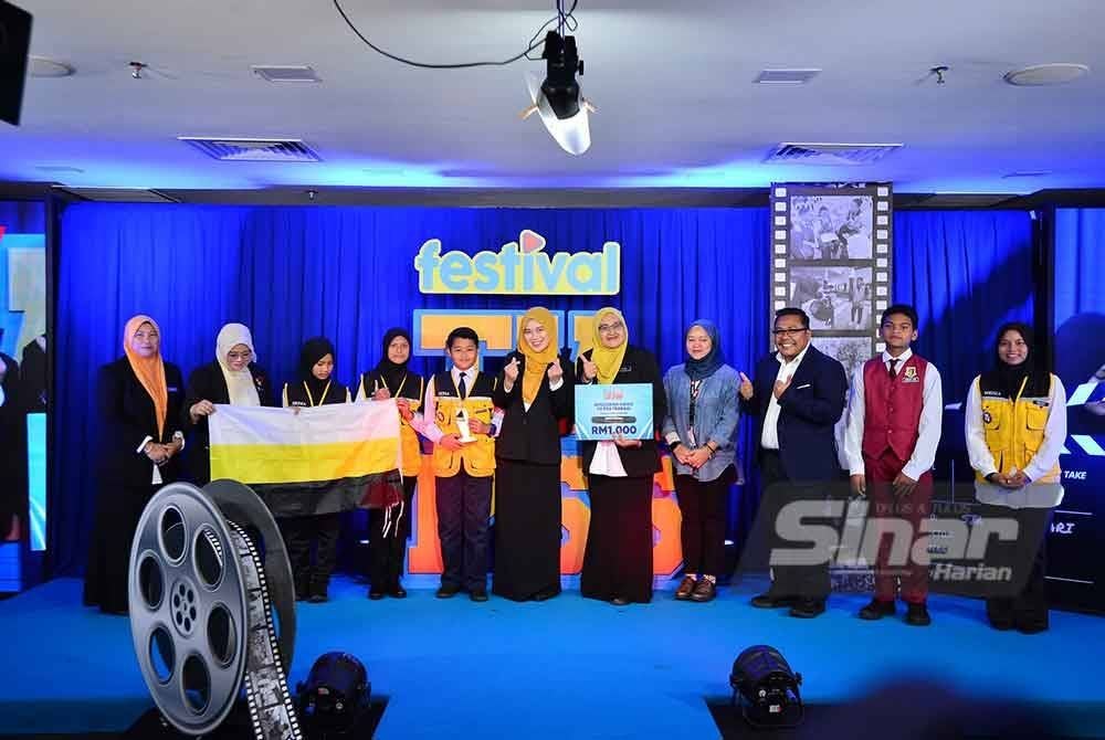 Pasukan SK Pengkalan Ara dinobatkan sebagai johan video terbaik bagi kategori Sekolah Rendah