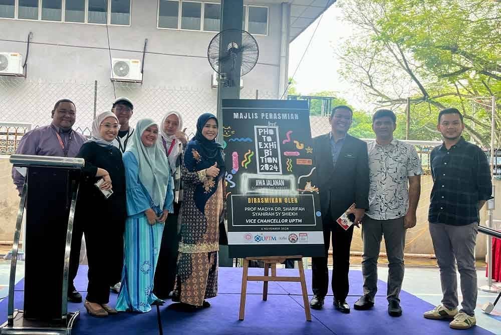 Sharifah Syahirah (empat dari kanan) merasmikan program Pameran Foto: Jiwa Jalanan (Souls of the Street) di UPTM pada Rabu.