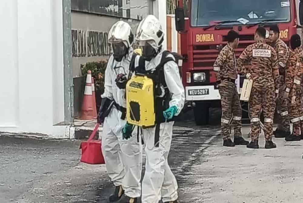 Pasukan Bomba dan Penyelamat berada di lokasi kilang bagi mengawal kebocoran gas ammonia. Foto JBPM